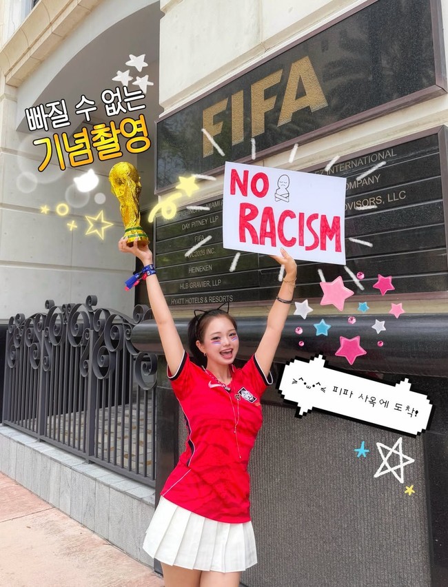 Dalam video yang sudah dihapus, inoCat memperlihatkan bagaimana ia menggunakan jersey bernama Lionel Messi sebagai keset dan mengelap kaca. Foto: Instagram @inocat_t