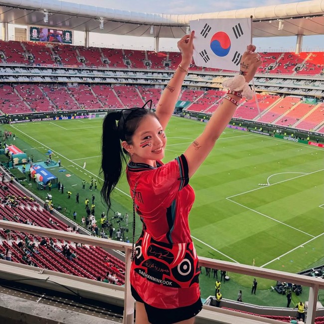 Foto YouTuber Korea yang Jadi Kontroversi, Jersey Messi Dijadikan Keset