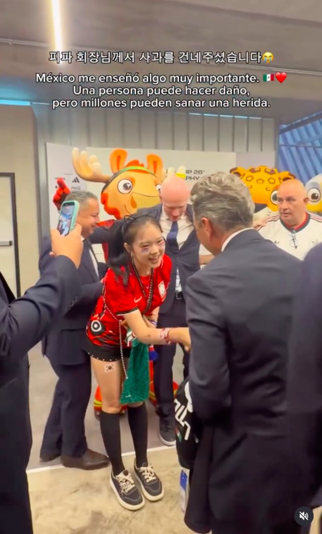 Setelahnya, FIFA secara resmi mengundang inoCat ke pertandingan babak penyisihan grup kedua antara Korea dan Meksiko di mana Sekretaris Jenderal Sementara Mattias Grafstr&ouml;m secara pribadi meminta maaf. Foto: Instagram @inocat_t