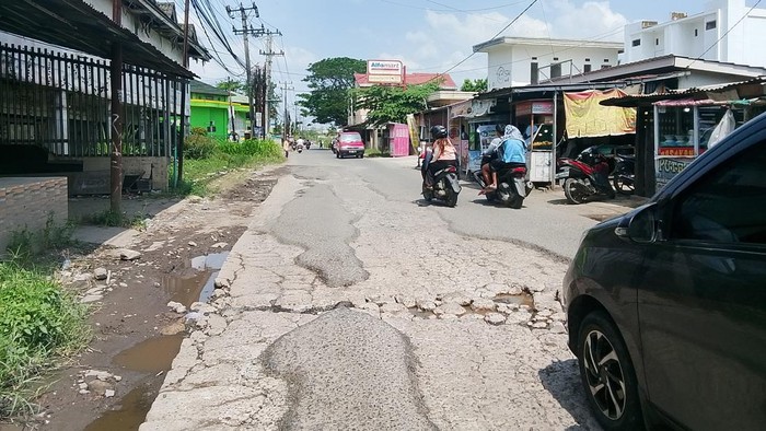 Jalan kawasan Amin Mulya Jakabaring Palembang rusak parah