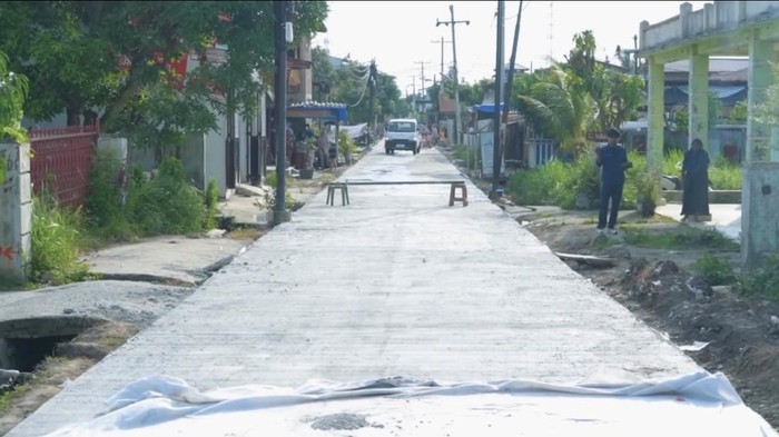 Jalan Pasar 3 Barat, Kelurahan Terjun, Kecamatan Medan Marelan yang rusak tengah diperbaiki (Instagram/Rico Waas)