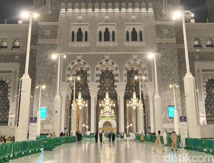 Jemaah melintasi kawasan perluasan Masjidil Haram. Jemaah melintasi kawasan perluasan Masjidil Haram.