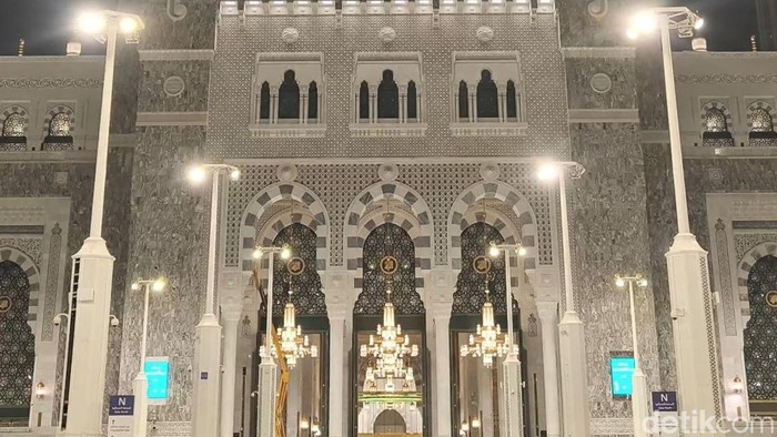 Jemaah melintasi kawasan perluasan Masjidil Haram.