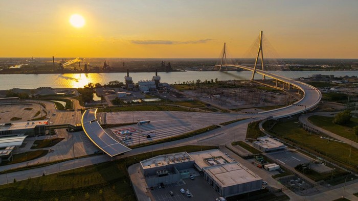 Jembatan Gordie Howe Senilai Rp76 T Siap Hubungkan Kanada dan AS A drone view shows the $4.7 billion Gordie Howe International Bridge, connecting Windsor, Ontario and Detroit, Michigan, ahead of its opening, in Windsor, Ontario, Canada, July 23, 2026. REUTERS/Carlos Osorio