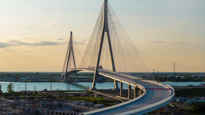 Jembatan Gordie Howe Senilai Rp76 T Siap Hubungkan Kanada dan AS A drone view shows the $4.7 billion Gordie Howe International Bridge, connecting Windsor, Ontario and Detroit, Michigan, ahead of its opening, in Windsor, Ontario, Canada, July 23, 2026. REUTERS/Carlos Osorio
