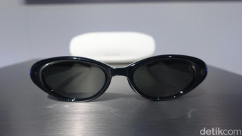 Samsung baru saja memperkenalkan intelligent eyewear atau kacamata pintar pada ajang Galaxy Unpacked 2026 di London. Perangkat ini dikembangkan bersama merek eyewear global Gentle Monster dan Warby Parker. Foto: Fino Yurio Kristo/detikinet