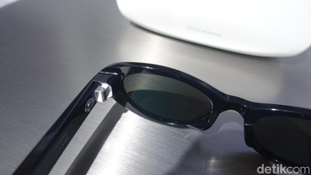Tampak ada tombol power di bagian dalam bingkai kiri kacamata pintar Samsung. Samsung memposisikan kacamata tersebut sebagai perpanjangan dari smartphone dan perangkat wearable yang sudah ada, bukan beroperasi secara mandiri. Foto: Fino Yurio Kristo/detikinet