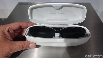 Kacamata pintar ini tidak beroperasi independen melainkan sebagai perpanjangan hands-free dari smartphone Galaxy. Dikembangkan bersama Google, perangkat ini menghadirkan Gemini dalam form factor wearable. Foto: Fino Yurio Kristo/detikinet