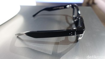 Kacamata ini memakai Snapdragon AR1 Gen1 Platform untuk menghadirkan performa AI untuk bantuan real-time dengan dukungan interaksi sentuh, konektivitas, efisiensi daya, dan manajemen termal yang dioptimalkan dalam desain eyewear yang ringkas. Foto: Fino Yurio Kristo/detikinet