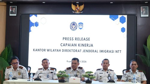 Kakanwil Ditjen Imigrasi NTT Saroha Manullang, didampingi kepala kantor Imigrasi di wilayah NTT. Foto: Dok. Humas Imigrasi NTT
