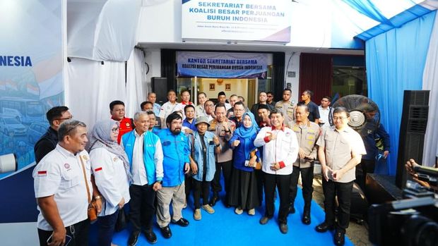 Kapolri Jenderal Listyo Sigit Prabowo meresmikan kantor sekretariat bersama Koalisi Besar Perjuangan Buruh Indonesia (KBPBI) di Tebet, Jakarta Selatan.