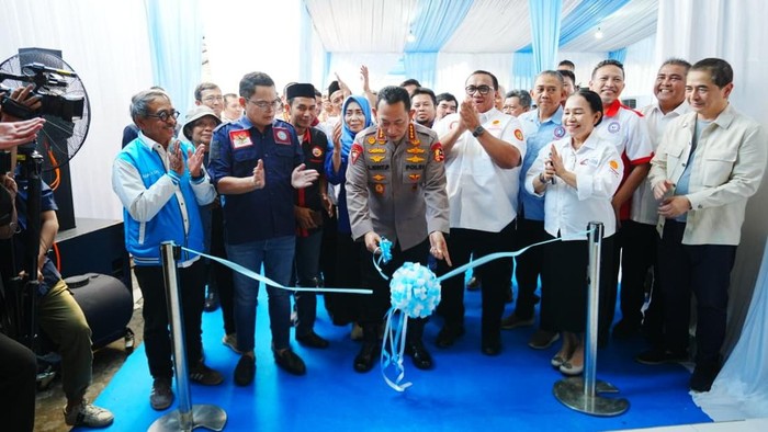 Kapolri Jenderal Listyo Sigit Prabowo meresmikan kantor sekretariat bersama Koalisi Besar Perjuangan Buruh Indonesia (KBPBI) di Tebet, Jakarta Selatan.