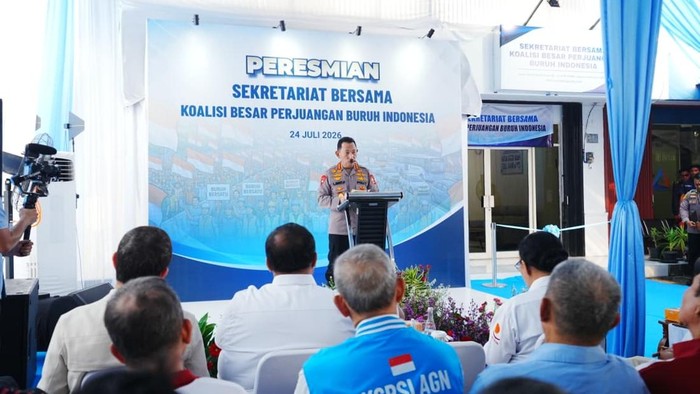 Kapolri Jenderal Listyo Sigit Prabowo meresmikan kantor sekretariat bersama Koalisi Besar Perjuangan Buruh Indonesia (KBPBI) di Tebet, Jakarta Selatan.