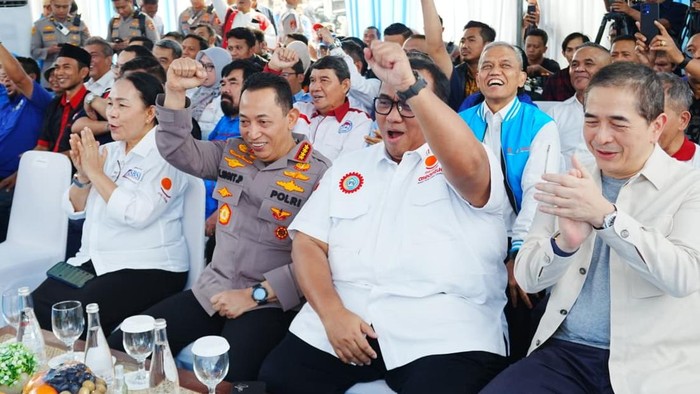 Kapolri Jenderal Listyo Sigit Prabowo meresmikan kantor sekretariat bersama Koalisi Besar Perjuangan Buruh Indonesia (KBPBI) di Tebet, Jakarta Selatan.