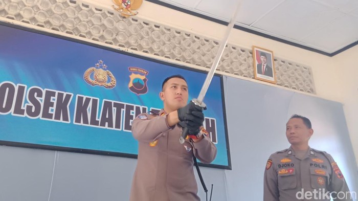Kapolsek Klaten Tengah menunjukkan pedang yang jadi barang bukti dalam kasus pembacokan karyawan koperasi, Jumat (24/7/2026).