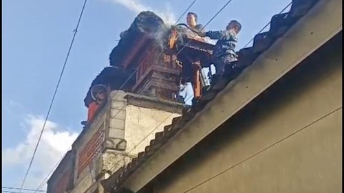 Foto: Petugas pemadam kebakaran tengah memadamkan api yang membakar Merajan warga di Desa Kusamba, Kecamatan Dawan, Klungkung, Bali, Jumat (24/7/2026). (Dok. Satpol PP dan Damkarmat Klungkung).