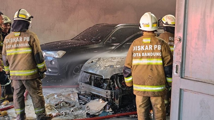 Kebakaran di salah satu showroom di Bandung.