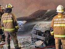 Korsleting Listrik, Satu Mobil di Showroom Bandung Ludes Terbakar
