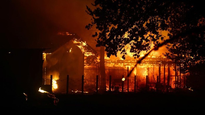 Firefighters respond to a wildfire in Lege-Cap-Ferret in the Gironde department amid worsening drought conditions following a heatwave and water shortages across much of France, July 23, 2026. REUTERS/Stephane Mahe