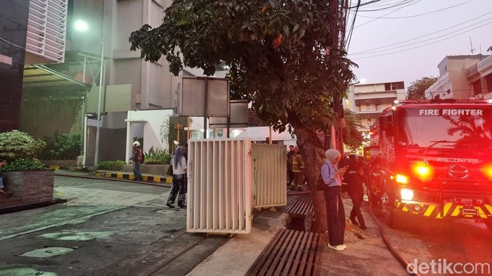 Kebakaran mobil listrik di parkir basement apartemen di Jalan Pemuda Surabaya.