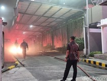 Kebakaran Mobil di Apartemen Tengah Kota Surabaya Dipastikan Padam