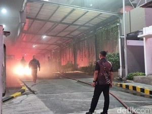 Kebakaran Mobil di Apartemen Tengah Kota Surabaya Dipastikan Padam
