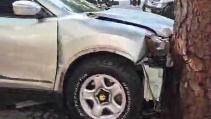 Kecelakaan lalu lintas (lalin) terjadi di Jalan Wijaya, Jakarta Selatan (Jaksel). Pengendara mobil menabrak pohon lalu menabrak dua pengendara motor. (Dok TMC Polda Metro).