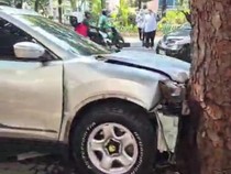 Mobil Tabrak Pohon dan 2 Motor di Jaksel, Pemotor Terluka