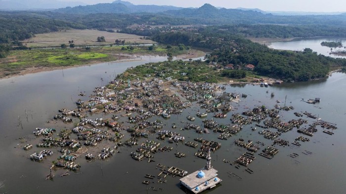 Foto udara sisa puing-puing bangunan rumah yang kembali muncul di kawasan Bendungan Karian yang mengering di Kampung Somang, Lebak, Banten, Jumat (24/7/2026). Menurut warga setempat, dalam sepekan terakhir sebagian kawasan permukiman yang sebelumnya tenggelam oleh air Bendungan Karian tersebut kini kembali muncul ke permukaan akibat debit air bendungan yang mulai menyusut saat musim kemarau. ANTARA FOTO/Muhammad Bagus Khoirunas