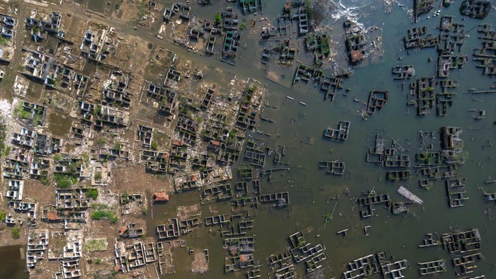 Foto udara sisa puing-puing bangunan rumah yang kembali muncul di kawasan Bendungan Karian yang mengering di Kampung Somang, Lebak, Banten, Jumat (24/7/2026). Menurut warga setempat, dalam sepekan terakhir sebagian kawasan permukiman yang sebelumnya tenggelam oleh air Bendungan Karian tersebut kini kembali muncul ke permukaan akibat debit air bendungan yang mulai menyusut saat musim kemarau. ANTARA FOTO/Muhammad Bagus Khoirunas