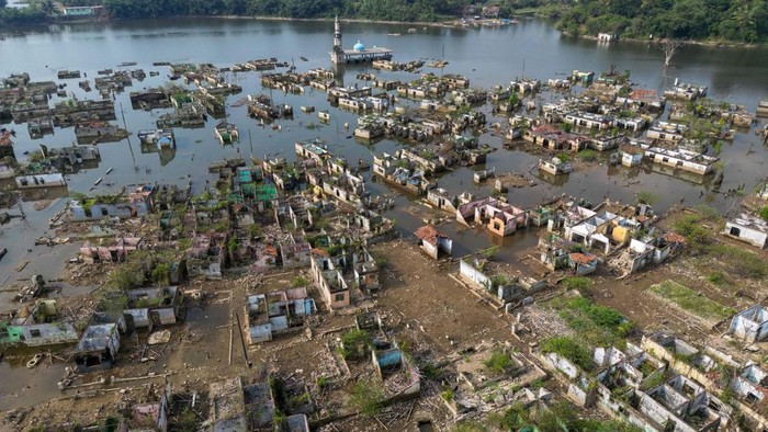Foto udara sisa puing-puing bangunan rumah yang kembali muncul di kawasan Bendungan Karian yang mengering di Kampung Somang, Lebak, Banten, Jumat (24/7/2026). Menurut warga setempat, dalam sepekan terakhir sebagian kawasan permukiman yang sebelumnya tenggelam oleh air Bendungan Karian tersebut kini kembali muncul ke permukaan akibat debit air bendungan yang mulai menyusut saat musim kemarau. ANTARA FOTO/Muhammad Bagus Khoirunas