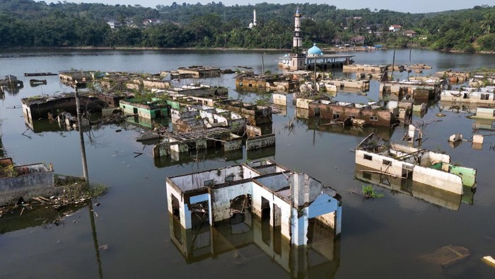 Foto udara sisa puing-puing bangunan rumah yang kembali muncul di kawasan Bendungan Karian yang mengering di Kampung Somang, Lebak, Banten, Jumat (24/7/2026). Menurut warga setempat, dalam sepekan terakhir sebagian kawasan permukiman yang sebelumnya 
