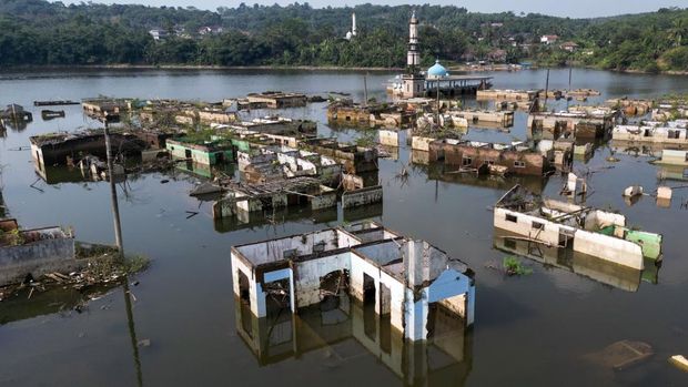 Kemarau Singkap Jejak Kampung Tenggelam di Bendungan Karian Foto udara sisa puing-puing bangunan rumah yang kembali muncul di kawasan Bendungan Karian yang mengering di Kampung Somang, Lebak, Banten, Jumat (24/7/2026). Menurut warga setempat, dalam sepekan terakhir sebagian kawasan permukiman yang sebelumnya tenggelam oleh air Bendungan Karian tersebut kini kembali muncul ke permukaan akibat debit air bendungan yang mulai menyusut saat musim kemarau. ANTARA FOTO/Muhammad Bagus Khoirunas