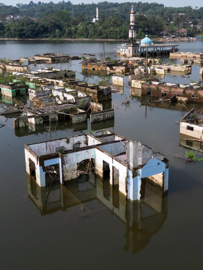 Kemarau Singkap Jejak Kampung Tenggelam di Bendungan Karian