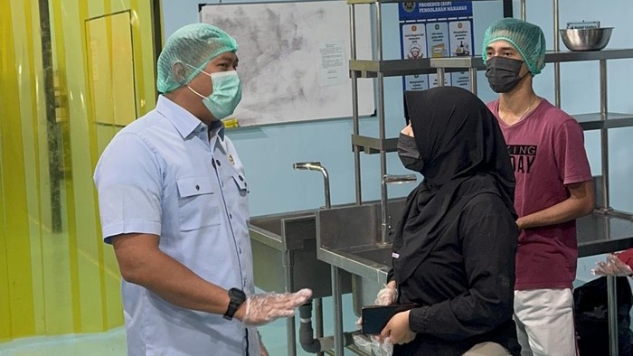 Kepala BGN Sudaryono melakukan sidak ke dua SPPG di Bogor. (Adhfar/detikcom)