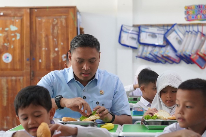 Kepala Badan Gizi Nasional (BGN)Sudaryono mencoba menu Makan Bergizi Gratis (MBG) di SD Negeri Bantarjati 09 dalam inspeksi mendadak di Bogor, Jawa Barat, Jumat (24/7/2026). Sidak tersebut dilakukan untuk memantau langsung proses pembuatan Makan Bergizi Gratis (MBG) yang akan disalurkan kepada para siswa sesuai dengan standar yang diberlakukan. ANTARA FOTO/Sahira Safarina