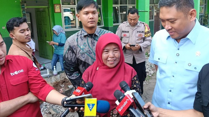 Kepala Sekolah (Kepsek) SDN Bantarjati 9, Kota Bogor, Sugiartini menyampaikan aspirasinya untuk merevitalisasi sekolah kepada Kepala BGN Sudaryono. S
