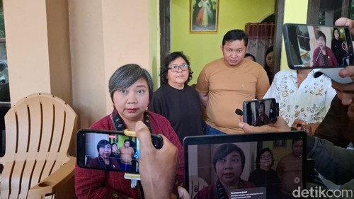 Ketua Komnas HAM, Anis Hidayah, saat mendatangi keluarga mendiang Dokter Icha di Perumahan RSS Baumata, Kecamatan Taebenu, Kabupaten Kupang, NTT, Jumat (24/7/2026). (Foto: Yufengki Bria/detikBali)