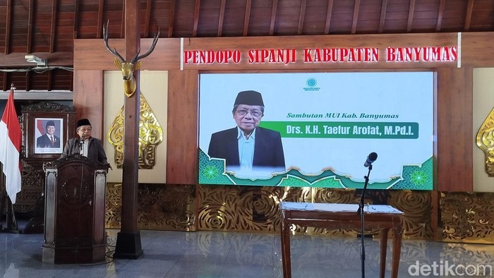 Ketua MUI Banyumas, Taefur Arofat memberikan paparan saat Sarasehan dan Deklarasi Banyumas Menolak Perilaku dan Normalisasi LGBT di Pendopo Si Panji Purwokerto, Jumat (24/7/2026).