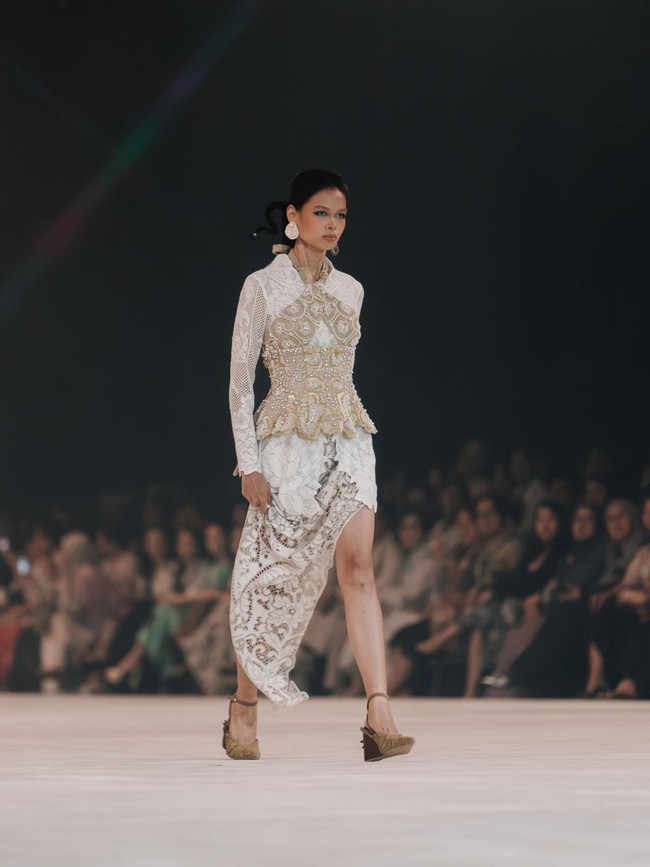Foto: Koleksi Toton 2027, Tafsir Ulang Kebaya dalam Struktur Tegas