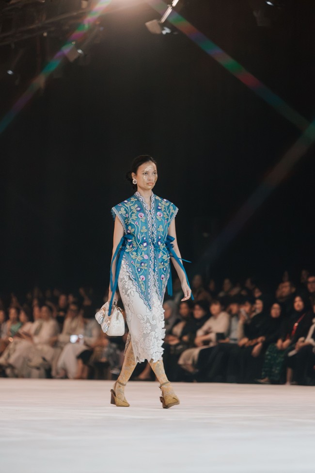 Di satu sisi, ‘Toton’ mengeksplorasi kekayaan busana tradisional Indonesia seperti kebaya, Baju Bodo, busana tradisional Bali, hingga praktik berkain yang telah berkembang selama berabad-abad. Di sisi lain, koleksi ini menghadirkan sentuhan safari suit dan busana militer yang identik dengan struktur tegas, fungsi, serta kesiapsiagaan. (Foto: Dok. Toton)
