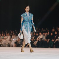 Di satu sisi, ‘Toton’ mengeksplorasi kekayaan busana tradisional Indonesia seperti kebaya, Baju Bodo, busana tradisional Bali, hingga praktik berkain yang telah berkembang selama berabad-abad. Di sisi lain, koleksi ini menghadirkan sentuhan safari suit dan busana militer yang identik dengan struktur tegas, fungsi, serta kesiapsiagaan. (Foto: Dok. Toton)
