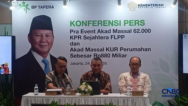 Komisioner BP Tapera, Heru Pudyo Nugroho (tengah) dalam konferensi pers BP Tapera, Jumat (24/7/2026). (CNBC Indonesia/Ferry Sandi)