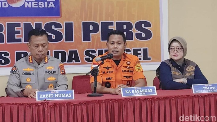 Konferensi pers operasi SAR KM Nurul Salsa.