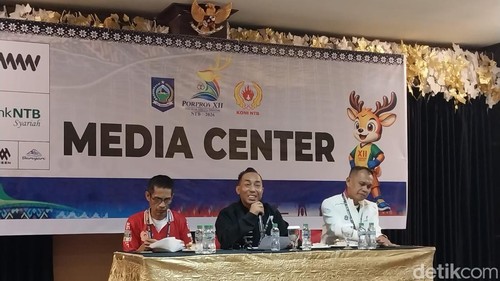 Ketua KONI NTB Mori Hanafi (tengah) saat konferensi pers di Media Center Porprov NTB, Jumat (24/7/2026). (Foto: Ahmad Viqi/detikBali).