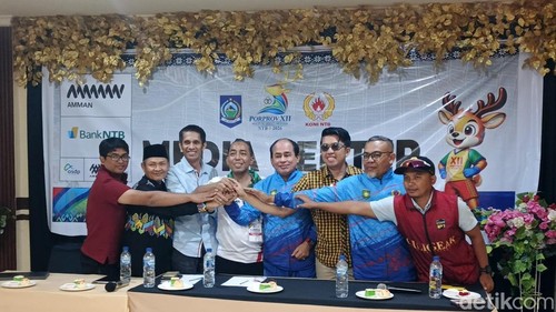 Jajaran pengurus KONI Sumbawa datangi media center Porprov NTB di Hotel Grand Madani, Jumat sore (24/7/2026). (Foto: Ahmad Viqi/detikBali).