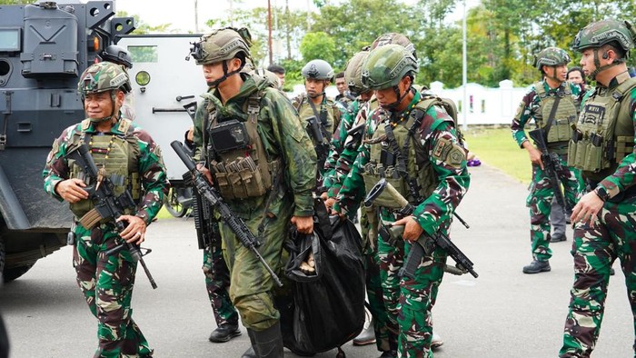 Koops TNI Habema mengevakuasi dua jenazah warga sipil korban penembakan OPM di Yahukimo.