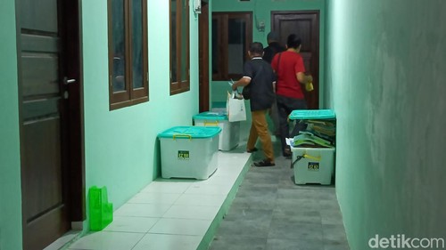 Tim KPK memasukkan koper ke dalam mobil usai melakukan penggeledahan di sebuah rumah di Lombok Batat, Jumat (24/7/2026) malam. (Foto : Abdurrasyid Efendi/detikBali)
