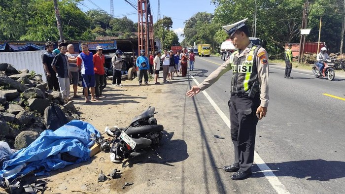 Laka maut truk vs motor di Jalan Raya Jambu-Bedono, Kabupaten Semarang, Kamis (23/7/2026).