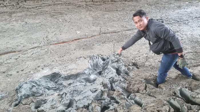 Lokasi  mayat laki-laki terbenam lumpur di sungai Babakan Brebes.